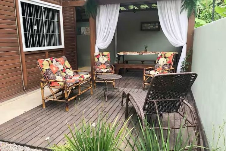 Casa localizada a 200m da praia de Zimbros