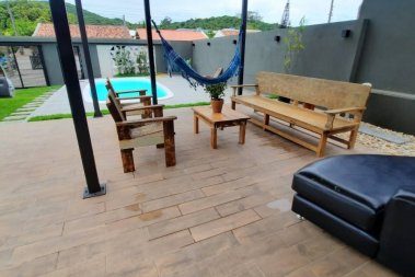 Casa com piscina no Zimbros