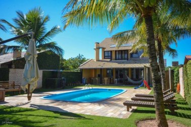 Casa com piscina e quadra de vôlei
