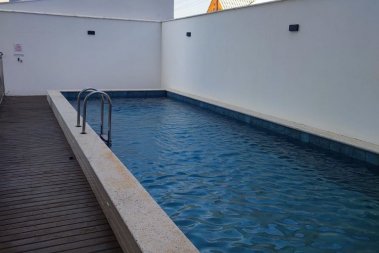Cobertura com piscina no prédio