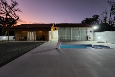 Casa com piscina e quadra de futebol