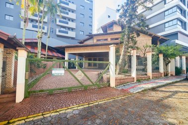Ampla resid�ncia em Bombas